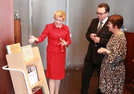 H.E Mrs. Olga Dibrova presents the contents of the donation by Taras Ševtšenkon Literature Institute to the head librarian Kimmo Tuominen and deputy director Liisa Savolainen.