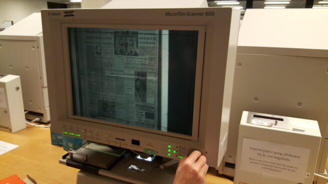 A Dutch newspaper displayed on a microfilm machine