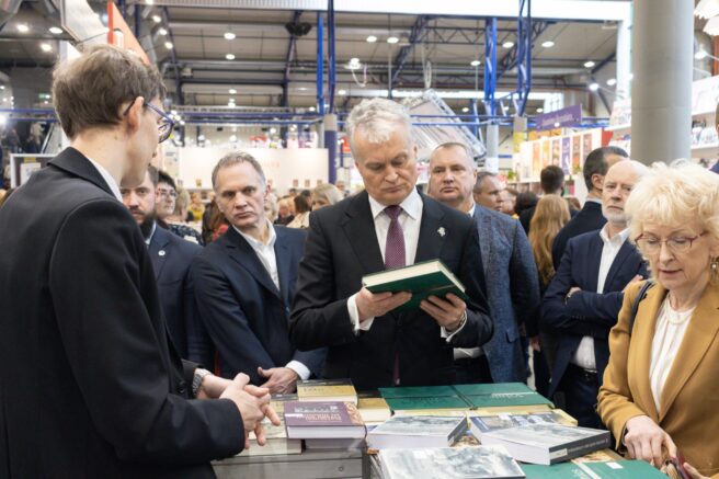2 The President of the Republic of Lithuania Gitanas Nausėda was interested in the news of the stand of the National Library of Lithuania’s Science and Encyclopaedia Publishing Centre.