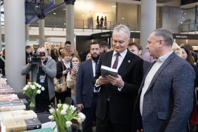 The President of the Republic of Lithuania Gitanas Nausėda was interested in the news of the stand of the National Library of Lithuania’s Science and Encyclopaedia Publishing Centre.